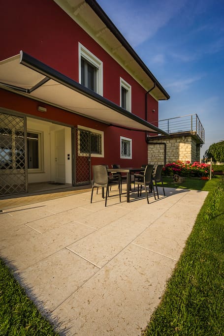 Ingresso appartamento con patio esterno ad uso esclusivo degli ospiti