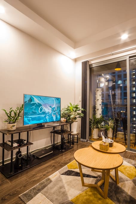 LIVING ROOM WITH SMART TV( NETFLIX, SPOTIFY, YOUTUBE)