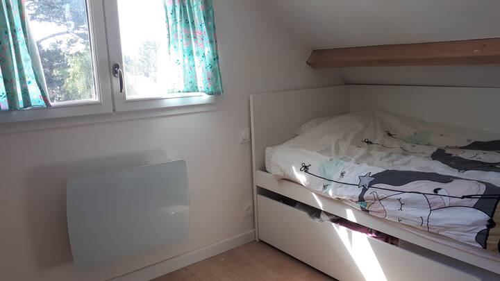 Chumba cha kulala cha ghorofani chenye vitanda 2 vya mtu mmoja