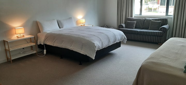 3 საძინებელი
152 × 203 სმ ზომის საწოლით, ერთადგილიანი საწოლით.