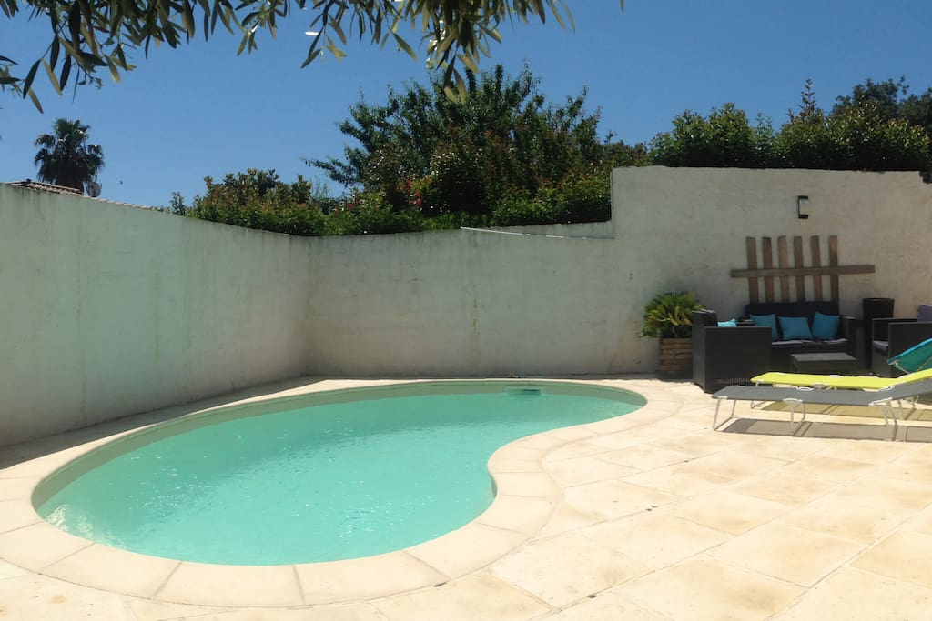 Espace piscine, salon de jardin