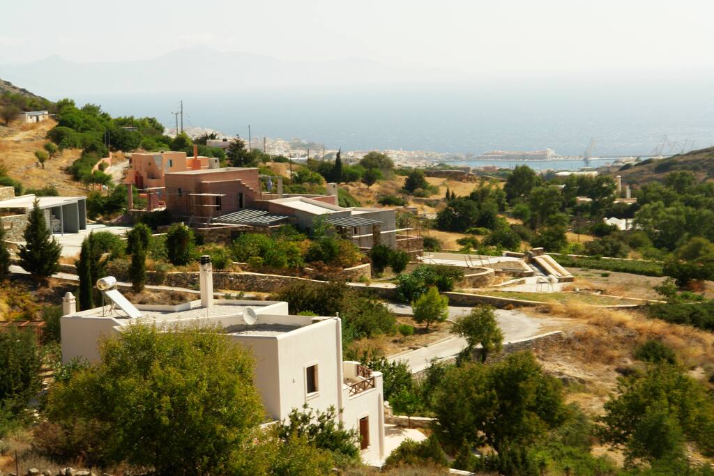 Η γειτονιά του σπιτιού. Στο βάθος η Ερμούπολη και το λιμάνι.
