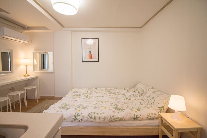 Hello Cozy Room Hong ik station exit 6. walk2min