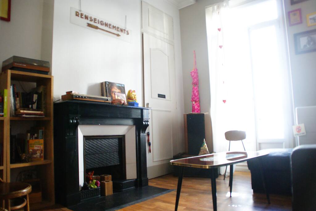 Le salon, dans lequel se trouve l'alcôve avec la chambre
