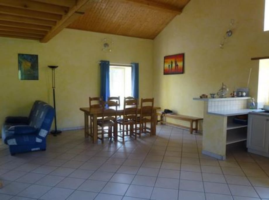 Salle séjour avec cuisine ouverte