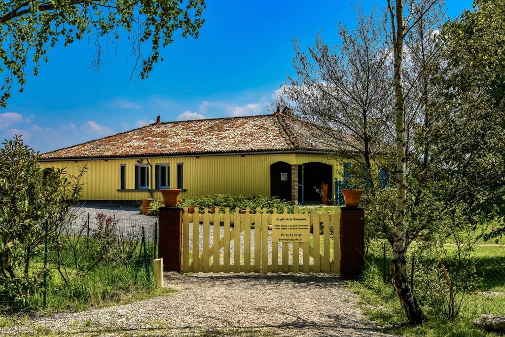 Parking privé devant le gîte.