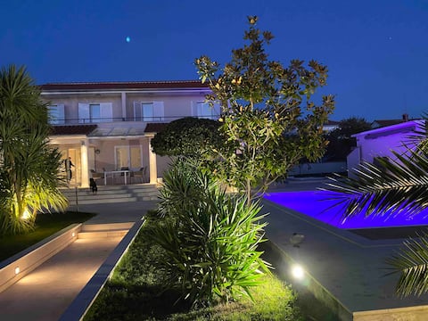 Popular Airbnb listing: Double room with bathroom, heated pool & hot tub in Grad Rab