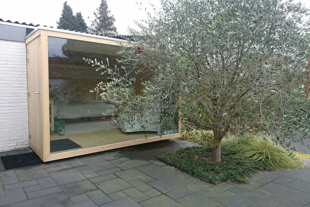 Het appartement staat in de tuin en heeft een eigen ingang en vrije zicht op de afgesloten achtertuin van het woonhuis van de eigenaren.