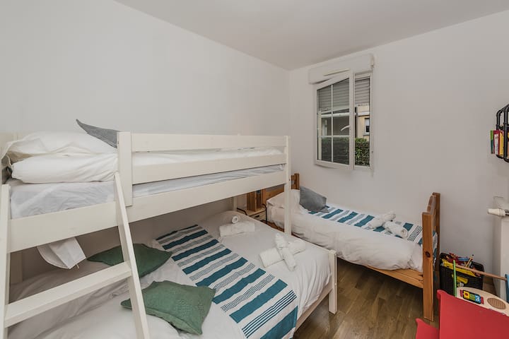 孩子们一定会喜欢他们的小隐蔽处，配有凉爽的双层床！
