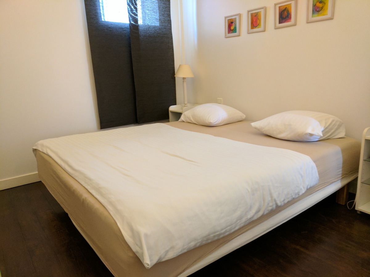 Dvokrevetna soba na katu 1 sa spojenom kupaonicom. Svakom su gostu na raspolaganju dva ručnika.