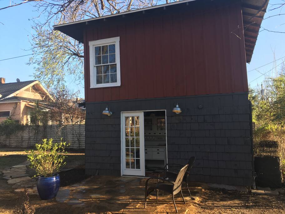 Back house studio apartment