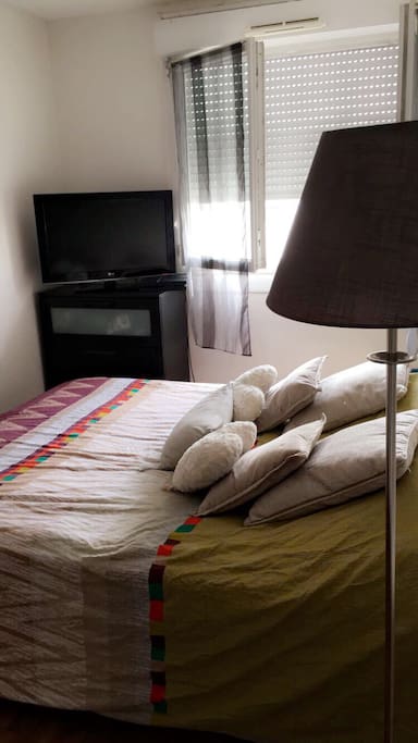 Chambre équipée d'une télévision avec accès internet grâce à la PlayStation 4, Netflix, OCS, YouTube... couchage 160x200. La commode est libérée pour ranger vos effets personnel ainsi qu'à espace dans la penderie.