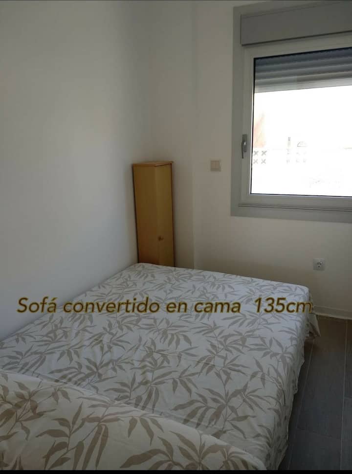 ניתן להשתמש בו כמיטת יחיד או כמיטה זוגית. חלון גדול המשקיף על חצר גדולה, מוארת ומרווחת עם צמחייה.