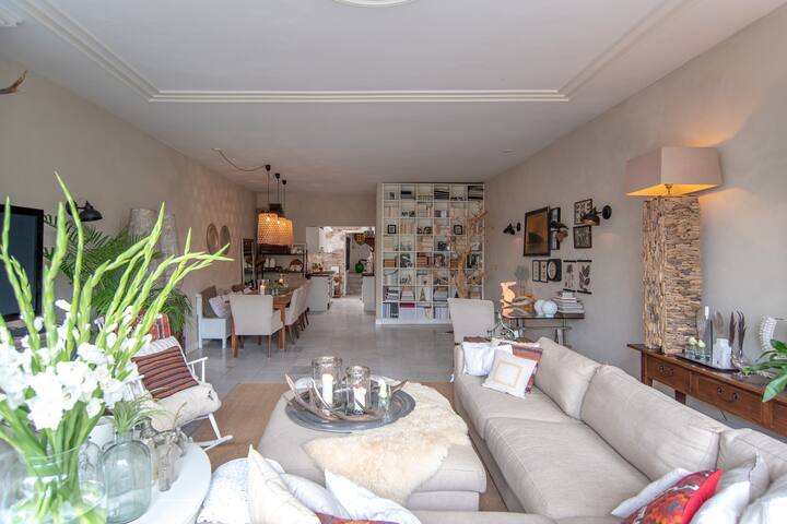 Beautiful historic apartment with canal view gallery image 4