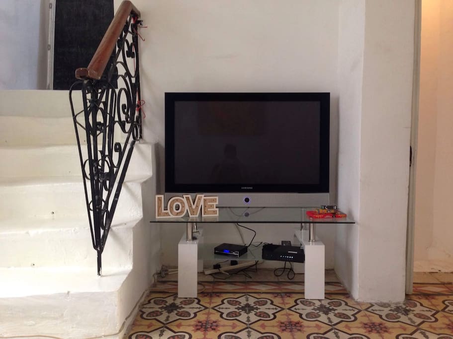 42 inch TV with cable