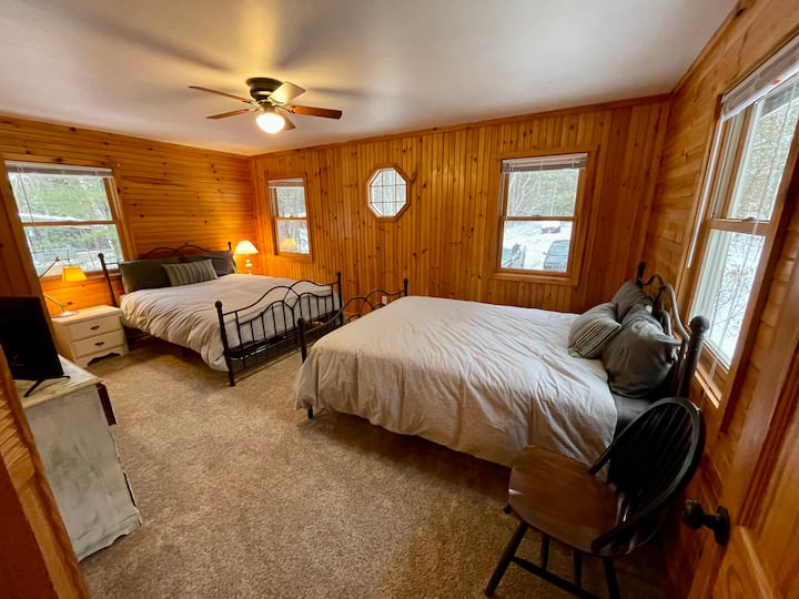 Jedna od dvije spavaće sobe na katu ima dva bračna kreveta s madracima od luksuzne pjene. Ova spavaća soba ima vlastitu kupaonicu. 