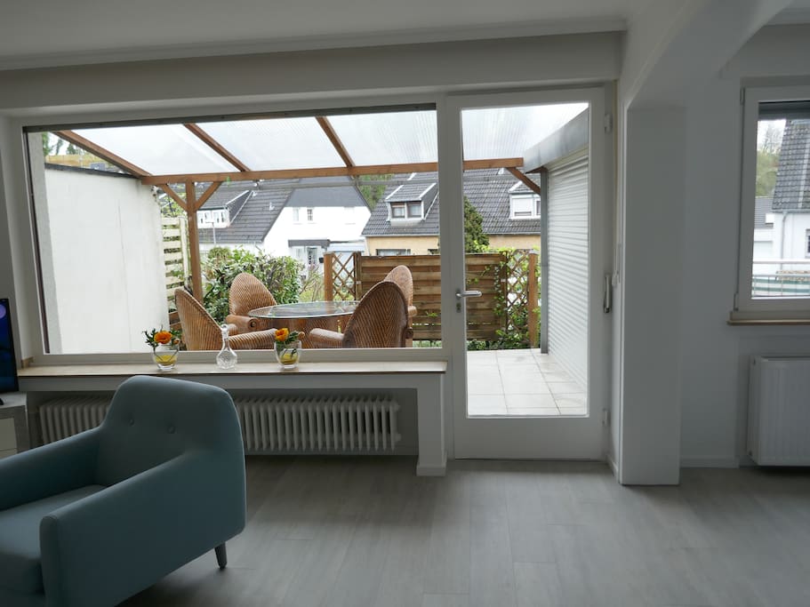Blick vom Wohnzimmer zur Terrasse
