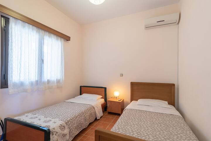 Спалня 2 с две единични легла