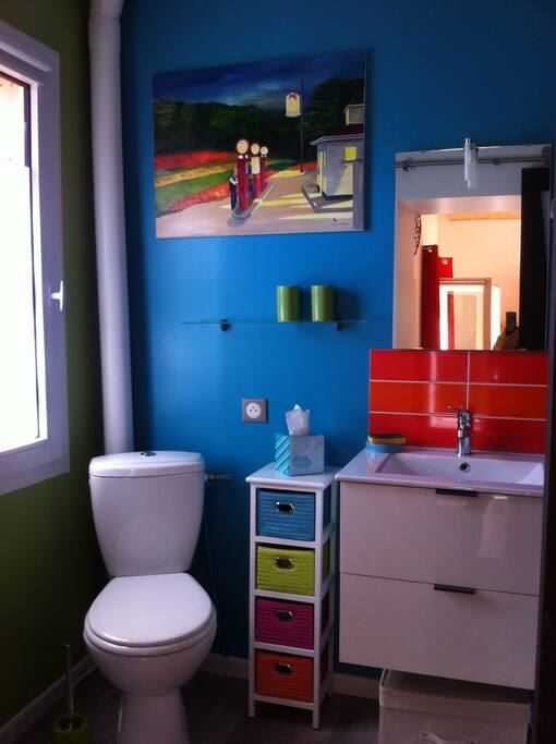 Salle de bain colorée