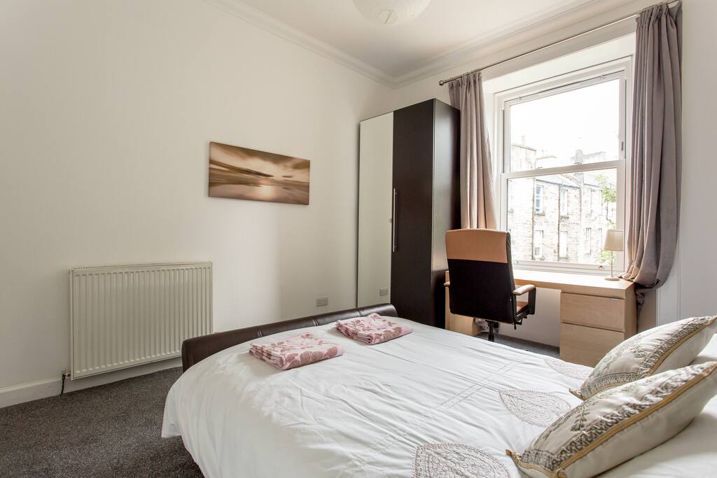 Large double bedroom to rear