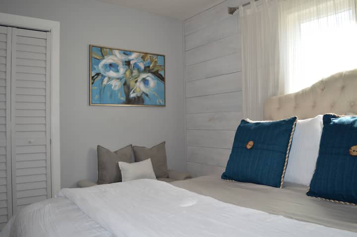 Dormitorio principal con cama queen y asiento de banco