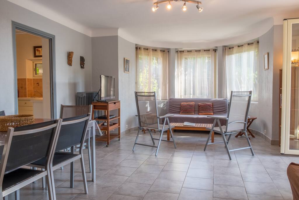 salle de séjour avec salon au fond