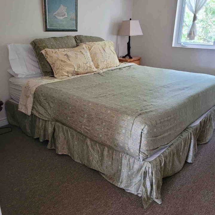 تقع غرفة النوم الثالثة في الطابق الثاني وسرير كينج وخزانة ملابس