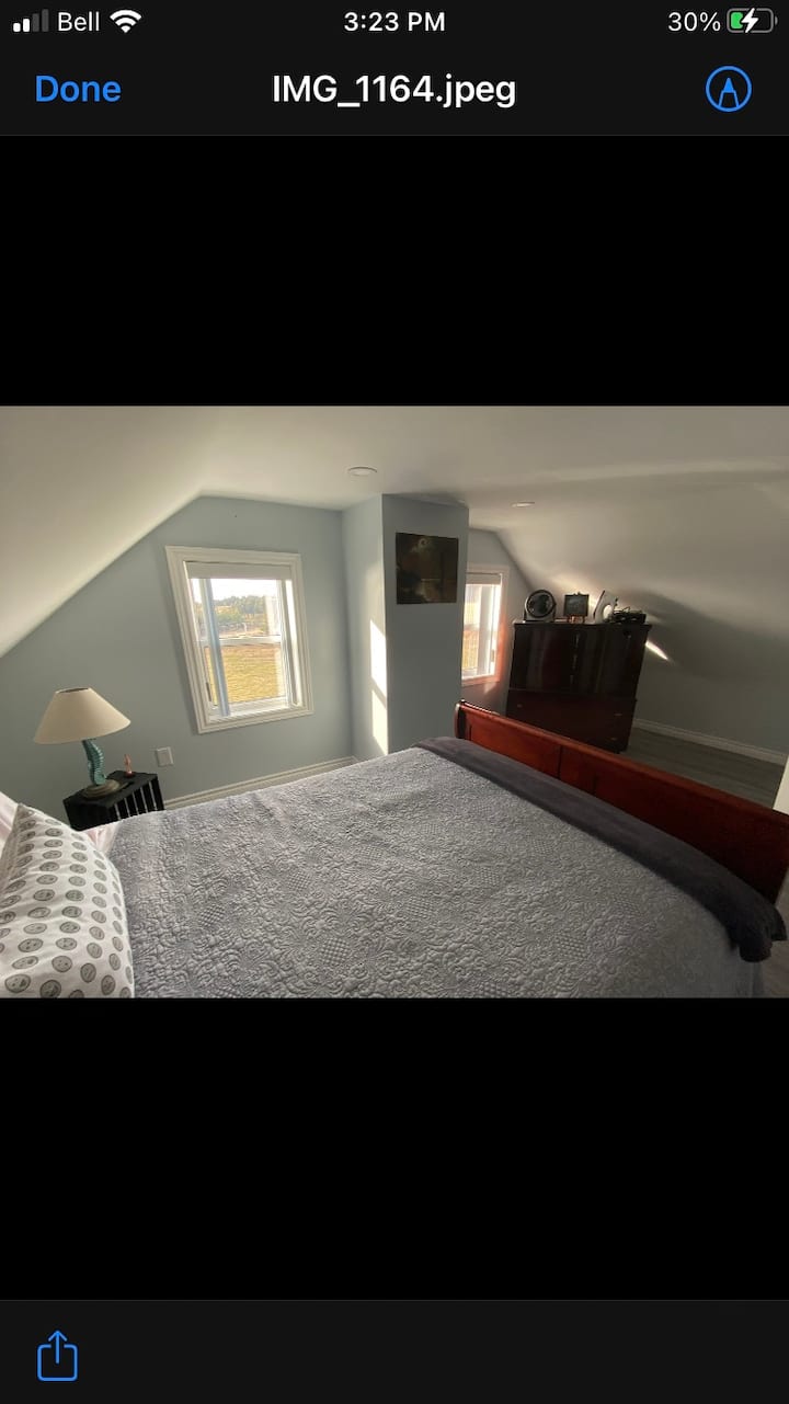 第三间卧室位于楼上，配有一张双人床