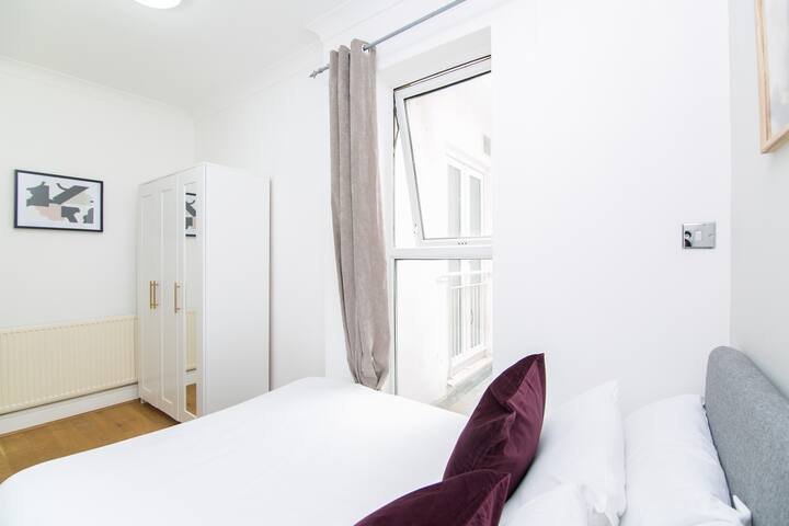 Great 2bed, newly refurbished/ Chancery Lane gallery image 2