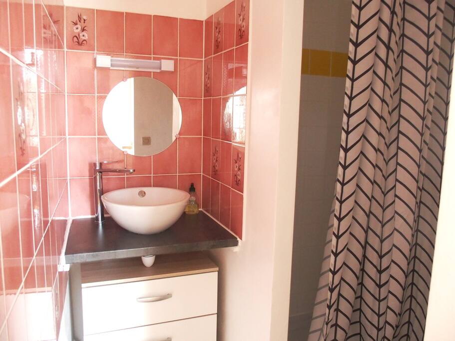 et sa salle de bain