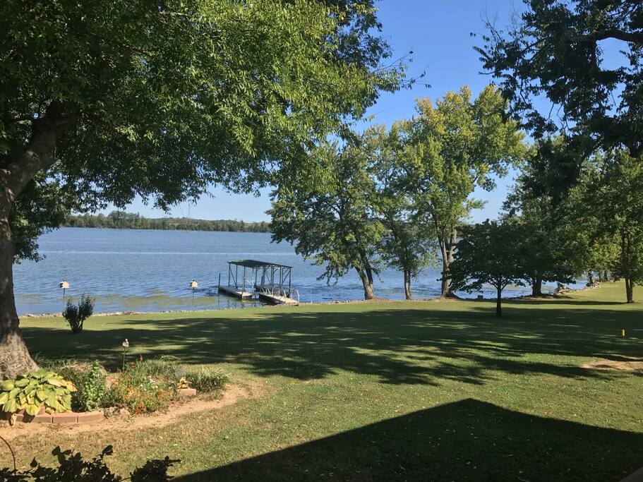 Lake House yard to Lake