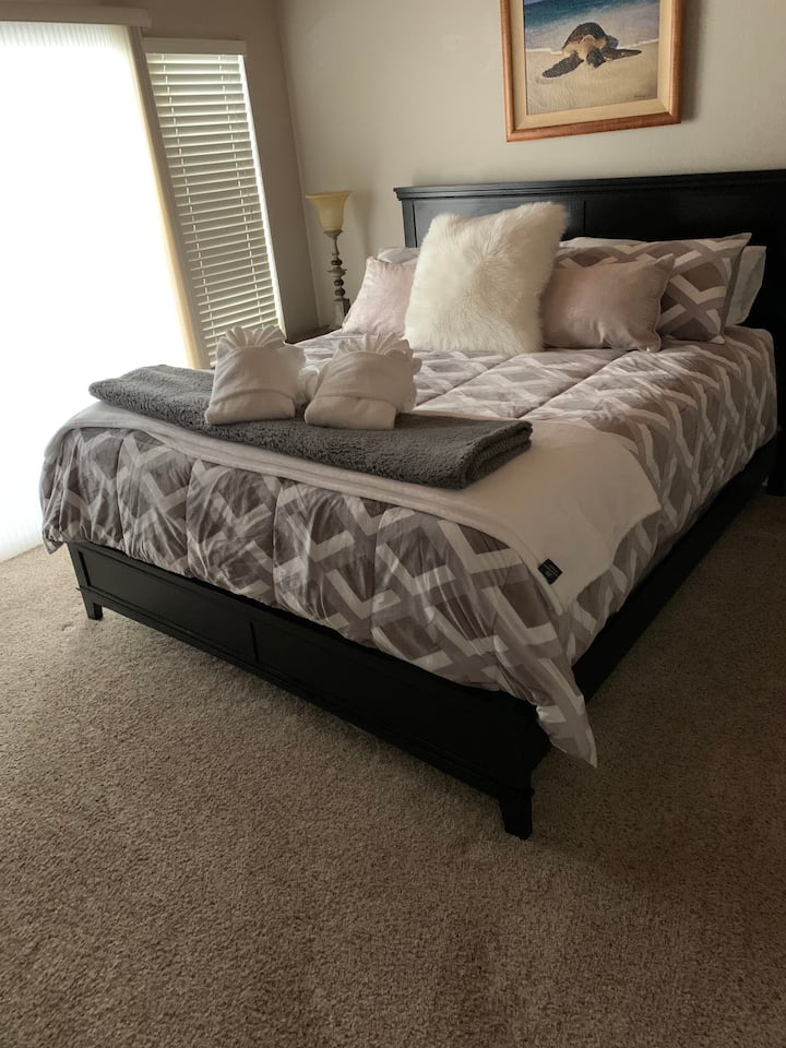 Cama tamaño king en el dormitorio principal