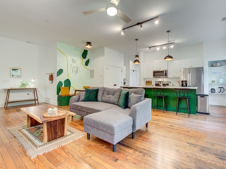 Welcome to the NoFo Loft! A modern and open accommodation situated on the top floor with panoramic tree views. It's a wonderful place to unwind, after a day at the beach or strolling historic downtown.