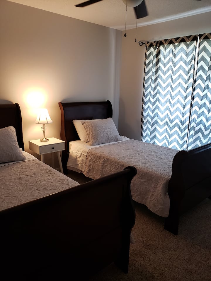 غرفة نوم ثانية بسريرين مزدوجين وخزانة كاملة. تحتوي المنضدة الليلية على محطة شحن للإلكترونيات الخاصة بك.