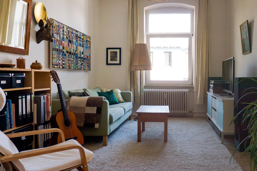 Das Wohnzimmer mit einer bequemen Couch