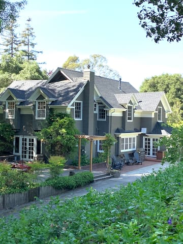 Cozy Farm House on 10 acres, 18 guests, hot tub