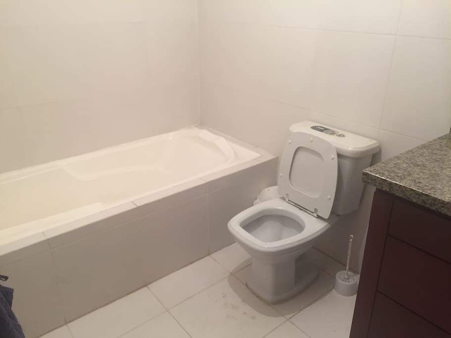 Baño independiente con tina y agua caliente.