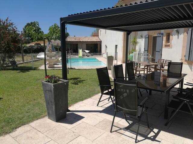 Spacious room at the foot of the Luberon