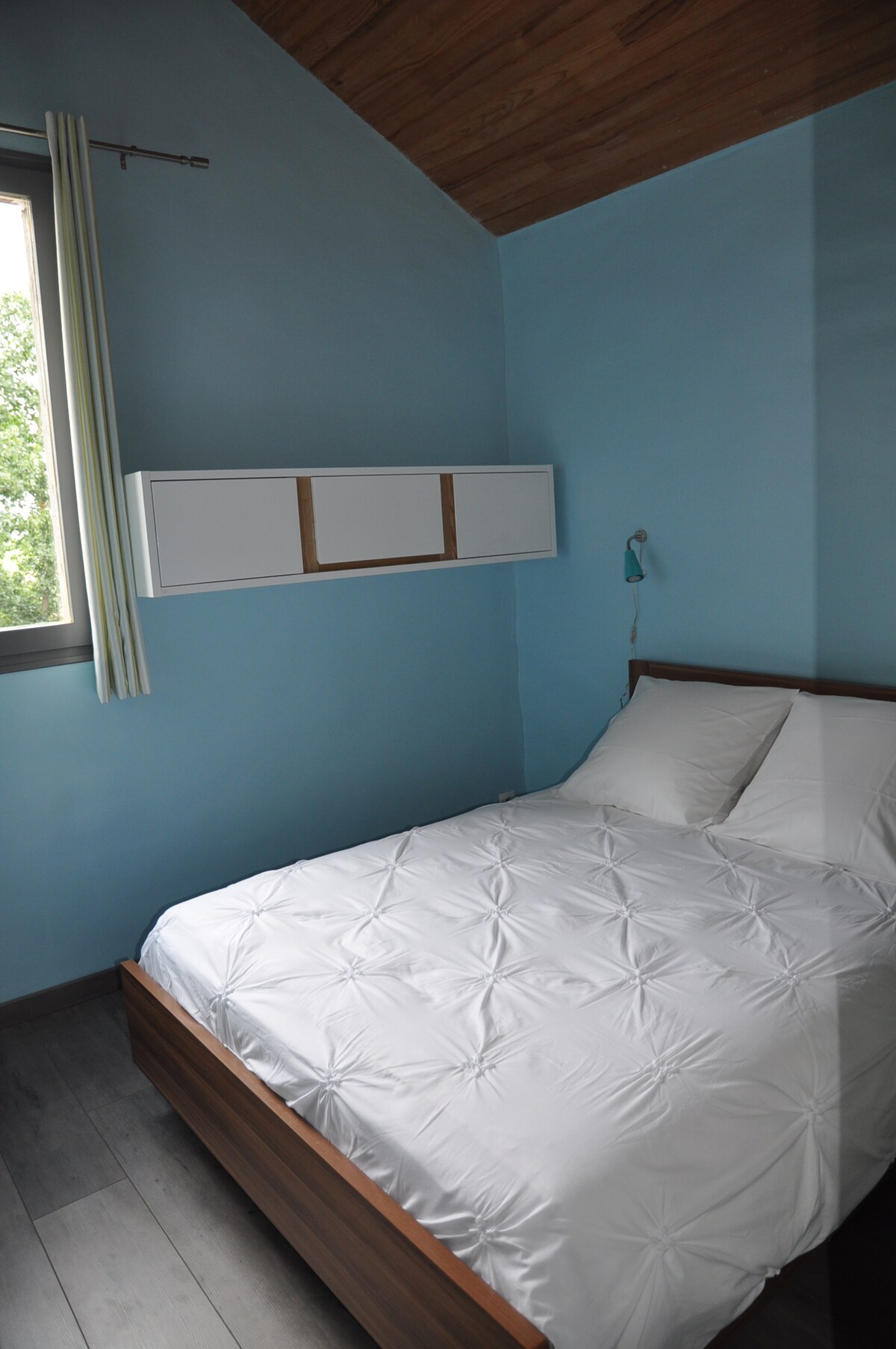 Pequeña habitación abuhardillada