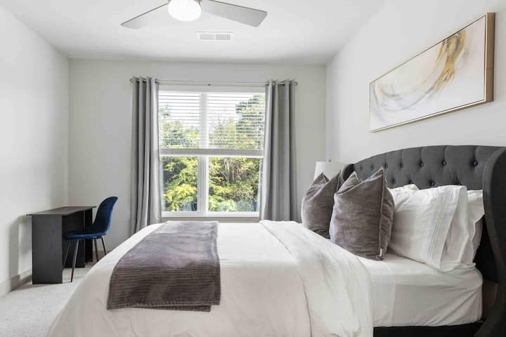 Serene Bedroom Retreat
- חדר שינה מואר ומאוורר עם מיטה מפנקת, גוונים ניטרליים רכים וחלונות גדולים שמניחים אור טבעי. כולל שידות לילה, מנורות וחלל עבודה לשהייה נינוחה אך פונקציונלית.