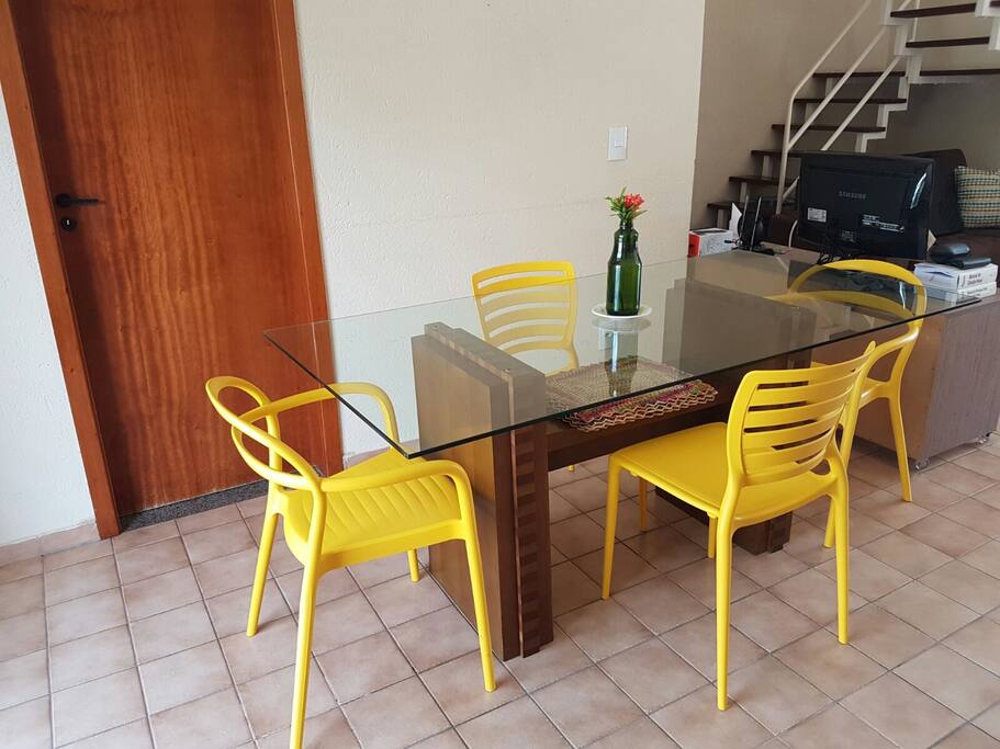 Sala de jantar bem iluminada.