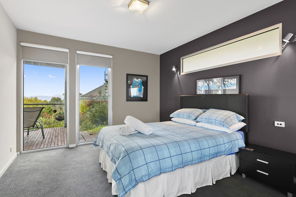 Krevat dopio "queen" në katin e dytë të dhomës së gjumit