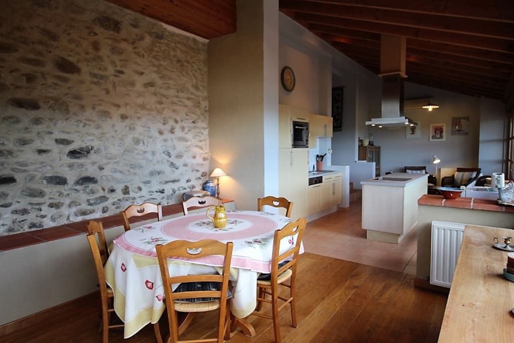 Open plan dining and kitchen