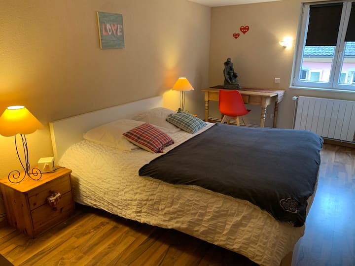 chumba kilicho na kitanda cha watu wawili