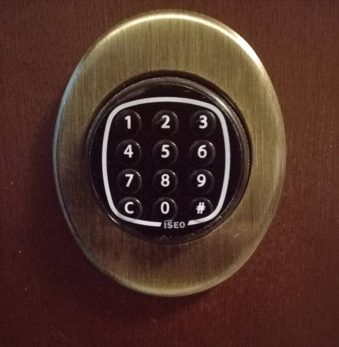 Accesso tramite serratura con codice.