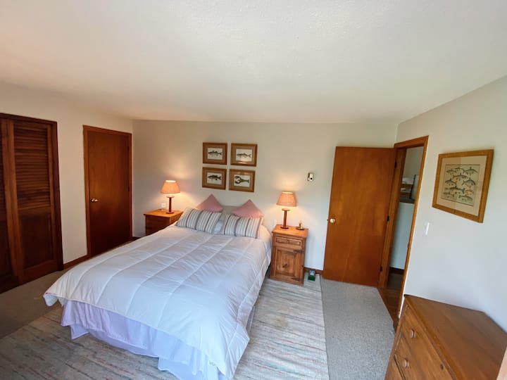 Легло тип Куин „Рибна стая“ с плъзгаща се врата и директен достъп до предната палуба