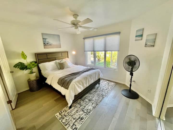 חדר שינה מס '3 עם חדר רחצה צמוד, ארון פרטי ושידת לילה.