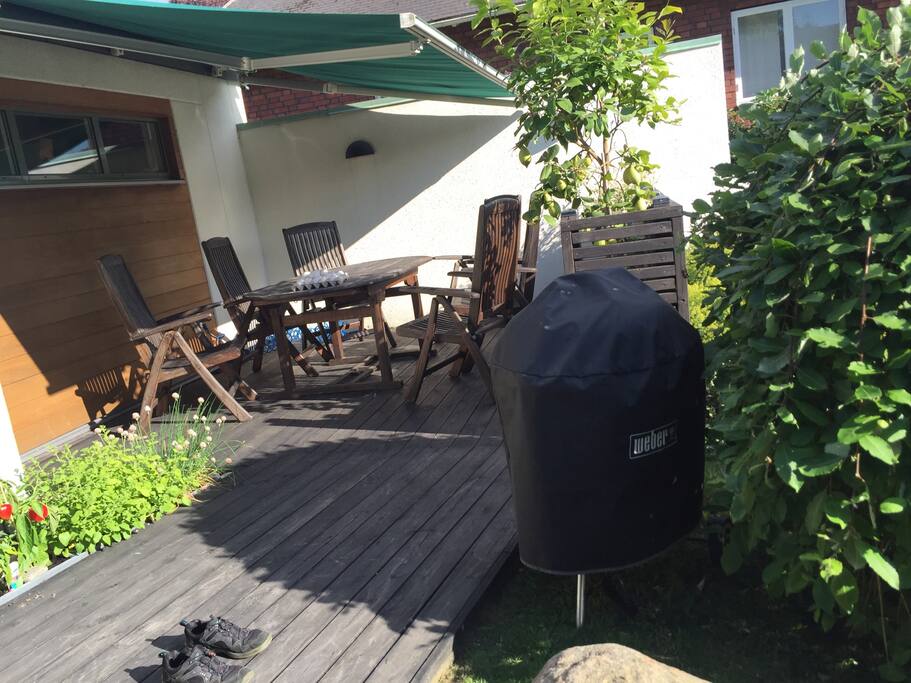 En härlig plats att av avnjuta från morgon till kväll. Plats för 8-10 personer. Inga mygg att tala om här heller