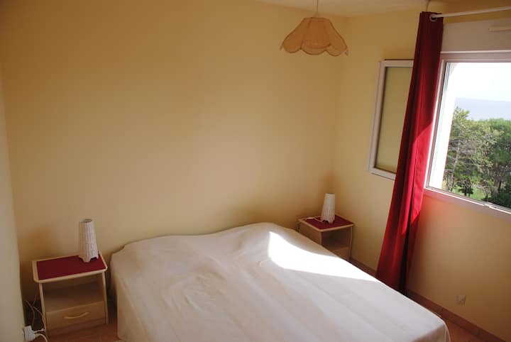 dormitorio 2 (dos camas de 90 cm * 190 cm - vistas al mar - aire acondicionado).
Es posible organizar las camas gemelas en una cama king size.