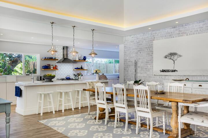 Upper Constantia Beauty with Gorgeous Views gallery image 2